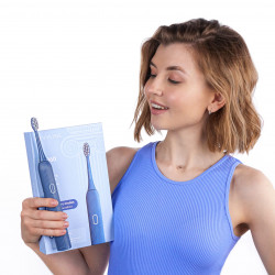 Электрическая звуковая зубная щётка Revyline RL 060, голубая, фото электрической зубной щетки в руках скачать, зубная щетка на булом фоне, какую звуковую электрическую щетку купить, подарок девушке, фото зубной щетки в хорошем качестве скачать Электрическая звуковая зубная щётка Revyline RL 060, голубая