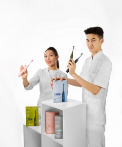 Электрическая звуковая зубная щётка Revyline RL 060, стоматологи фото скачать, электрическая щетка в руке фото скачать, электрическая зубная щетка на белом фоне Электрическая звуковая зубная щётка Revyline RL 060